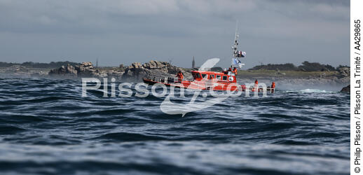 Canot de sauvetage devant Argenton - © Philip Plisson / Plisson La Trinité / AA29865 - Nos reportages photos - Canot de sauvetage