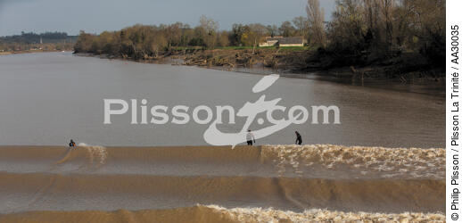 Saint-Pardon, on the Dordogne, is one of the few sites in France or one can observe a bore, [AT] - © Philip Plisson / Plisson La Trinité / AA30035 - Photo Galleries - Wave