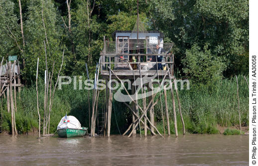 On the Garonne river - © Philip Plisson / Plisson La Trinité / AA30058 - Photo Galleries - Fishing equipment