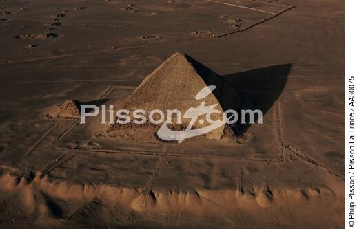 Pyramide dite rhomboïdale du roi Snéfou à Dachour et sa pyramide satellite - © Philip Plisson / Plisson La Trinité / AA30075 - Nos reportages photos - Egypte