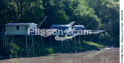 On the Dordogne river - © Philip Plisson / Plisson La Trinité / AA30078 - Photo Galleries - Fishing equipment