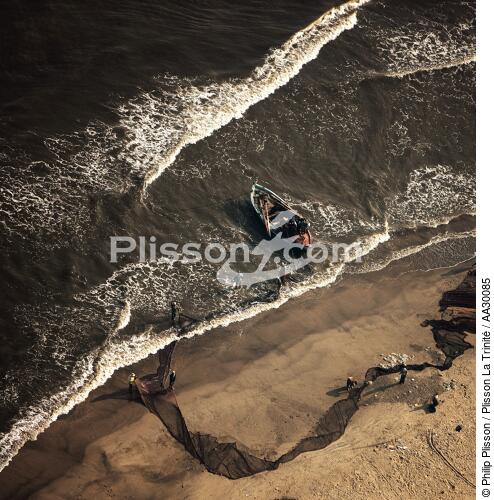Préparation des filets de pêche près de Port-Saïd - © Philip Plisson / Plisson La Trinité / AA30085 - Nos reportages photos - Bateau de pêche