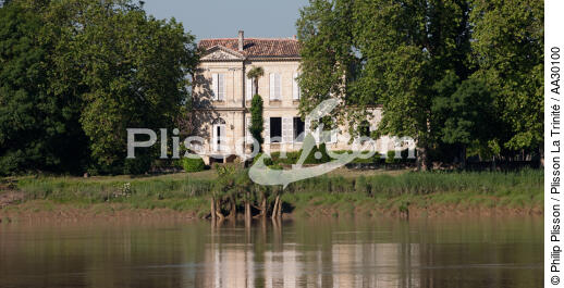 On the Dordogne river - © Philip Plisson / Plisson La Trinité / AA30100 - Photo Galleries - River