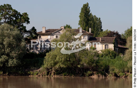 On the Dordogne river - © Philip Plisson / Plisson La Trinité / AA30104 - Photo Galleries - Aquitaine
