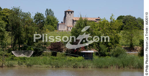 On the Dordogne river - © Philip Plisson / Plisson La Trinité / AA30110 - Photo Galleries - Fishing equipment