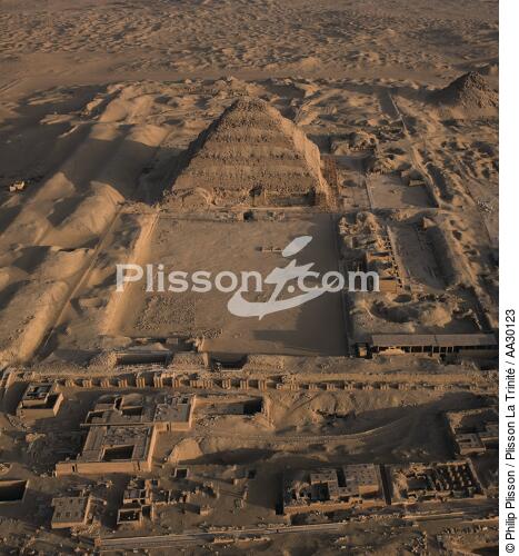 Overview of the pyramid of Djoser [AT] - © Philip Plisson / Plisson La Trinité / AA30123 - Photo Galleries - Saqqara