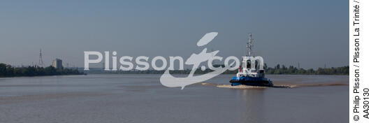 On the Garonne river - © Philip Plisson / Plisson La Trinité / AA30130 - Photo Galleries - Tug