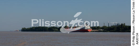 On the Garonne river - © Philip Plisson / Plisson La Trinité / AA30134 - Photo Galleries - Tanker carrying chemicals