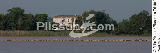 On the Garonne river - © Philip Plisson / Plisson La Trinité / AA30136 - Photo Galleries - River [large]