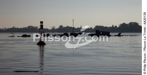 On the Garonne river - © Philip Plisson / Plisson La Trinité / AA30139 - Photo Galleries - Shipwreck