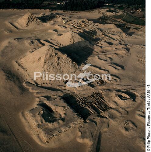 Les pyramides du site d'Abousir, Egypte - © Philip Plisson / Plisson La Trinité / AA30146 - Nos reportages photos - Format carré