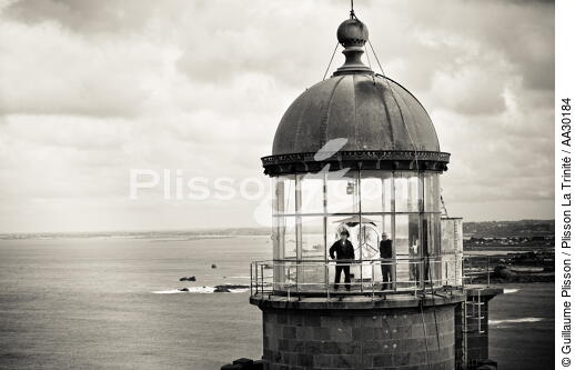 Relève de phare sur l'île Vierge - © Guillaume Plisson / Plisson La Trinité / AA30184 - Nos reportages photos - Noir et blanc