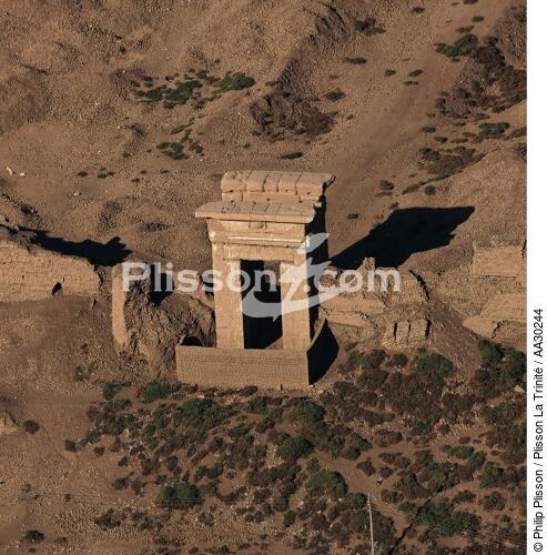 Porte est de l'enceinte du temple d'Hathor à Dendera. - © Philip Plisson / Plisson La Trinité / AA30244 - Nos reportages photos - Format carré