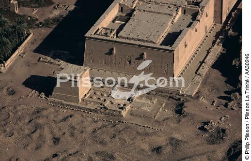 L'arrière du temple d'Hathor et le temple d'Isis à Dendera. - © Philip Plisson / Plisson La Trinité / AA30246 - Nos reportages photos - Monument religieux