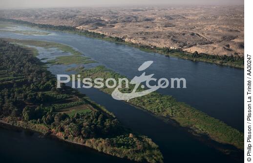 The lush banks of the Nile - © Philip Plisson / Plisson La Trinité / AA30247 - Photo Galleries - Egypt from above