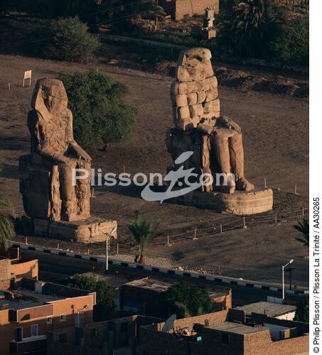 The Memnon giants - © Philip Plisson / Plisson La Trinité / AA30265 - Photo Galleries - Egypt from above