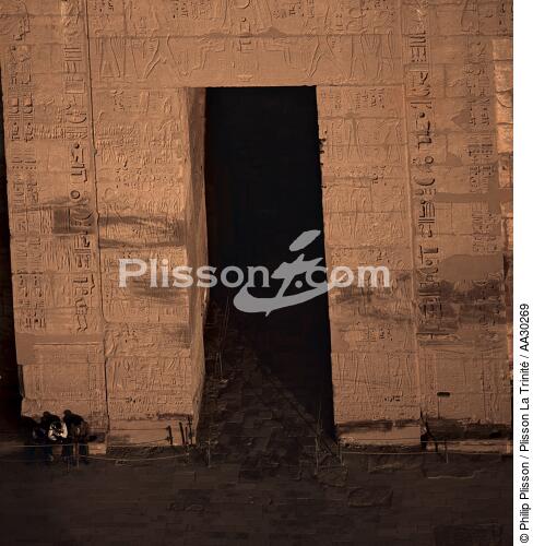 Gateway to the site of Medinet Habu [AT] - © Philip Plisson / Plisson La Trinité / AA30269 - Photo Galleries - Square format