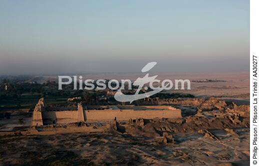 Le temple de Médinet Habou - © Philip Plisson / Plisson La Trinité / AA30277 - Nos reportages photos - Ville [Egypte]