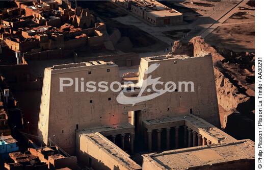 Edfou temple - © Philip Plisson / Plisson La Trinité / AA30291 - Photo Galleries - Egypt