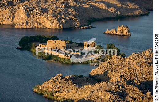 Cerné par les eaux du Nil, le temple d'Isis - © Philip Plisson / Pêcheur d’Images / AA30305 - Nos reportages photos - L'Egypte vue du ciel