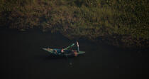 Sur le Nil. © Philip Plisson / Plisson La Trinité / AA30345 - Nos reportages photos - Bateau à rames