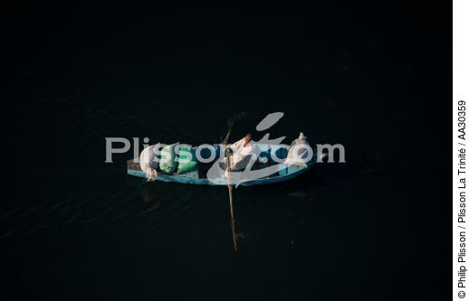 On Nile river. - © Philip Plisson / Plisson La Trinité / AA30359 - Photo Galleries - Small boat