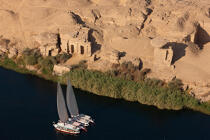 On the banks of the Nile © Philip Plisson / Plisson La Trinité / AA30382 - Photo Galleries - Old gaffer