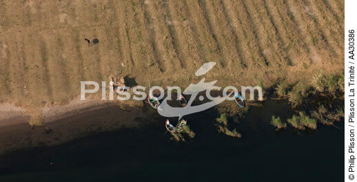 Pêcheurs sur le bord du Nil - © Philip Plisson / Plisson La Trinité / AA30386 - Nos reportages photos - Fleuve [Egypte]