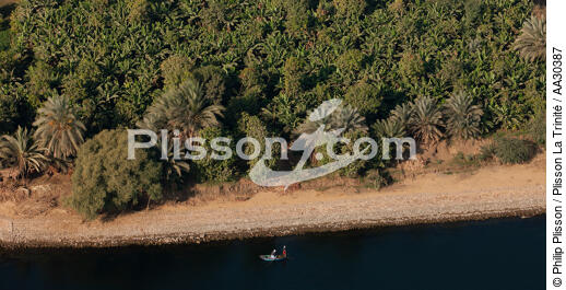 Fishermen on the banks of the Nile - © Philip Plisson / Plisson La Trinité / AA30387 - Photo Galleries - Small boat