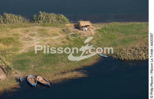 Cabane de pêcheurs sur les rives du Nil - © Philip Plisson / Plisson La Trinité / AA30397 - Nos reportages photos - Personnage