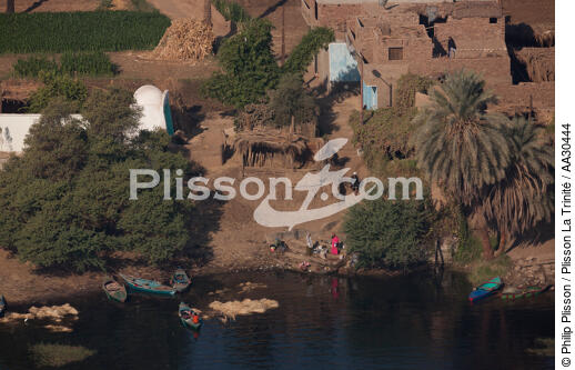 On the banks of the Nile. - © Philip Plisson / Plisson La Trinité / AA30444 - Photo Galleries - Small boat
