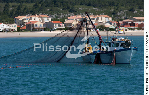 Pêche devant Narbonne-Plage - © Philip Plisson / Plisson La Trinité / AA30628 - Nos reportages photos - Bateau de pêche