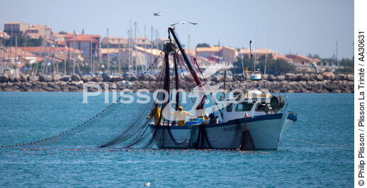 Fishing in front of Narbonne-Plage - © Philip Plisson / Plisson La Trinité / AA30631 - Photo Galleries - From Cerbère to Adge