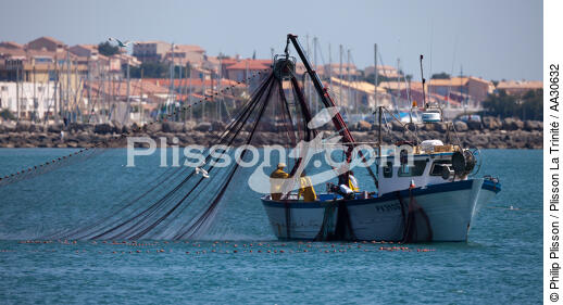 Narbonne-Plage - © Philip Plisson / Plisson La Trinité / AA30632 - Nos reportages photos - Bateau de pêche