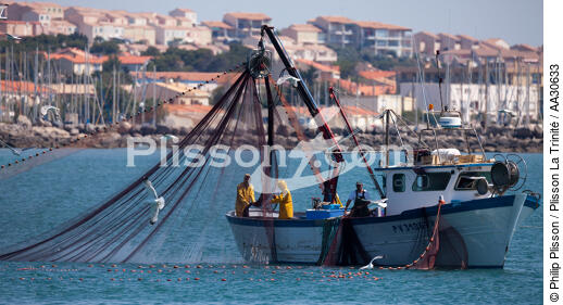 Fishing in front of Narbonne-Plage - © Philip Plisson / Plisson La Trinité / AA30633 - Photo Galleries - Town (Aude)
