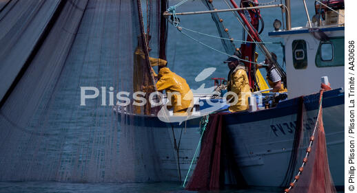 Fishing in front of Narbonne-Plage - © Philip Plisson / Plisson La Trinité / AA30636 - Photo Galleries - From Cerbère to Adge