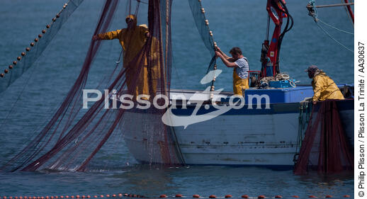Fishing in front of Narbonne-Plage - © Philip Plisson / Plisson La Trinité / AA30637 - Photo Galleries - From Cerbère to Adge