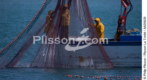 Fishing in front of Narbonne-Plage - © Philip Plisson / Plisson La Trinité / AA30639 - Photo Galleries - From Cerbère to Adge