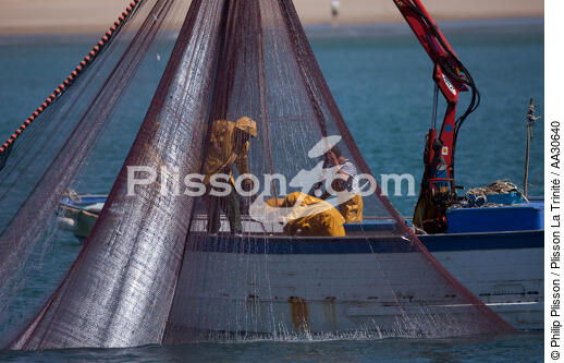 Fishing in front of Narbonne-Plage - © Philip Plisson / Plisson La Trinité / AA30640 - Photo Galleries - Aude