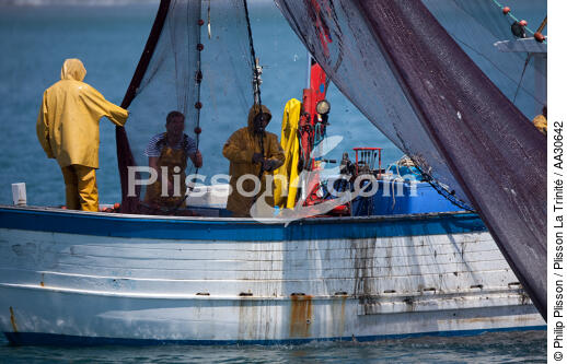 Pêche devant Narbonne-Plage - © Philip Plisson / Plisson La Trinité / AA30642 - Nos reportages photos - Ville (Aude)