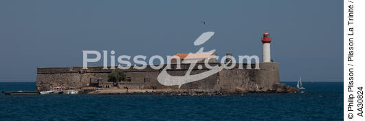 Le Fort Brescou devan le Cap d'Agde - © Philip Plisson / Plisson La Trinité / AA30824 - Nos reportages photos - Hérault