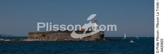 Le Fort Brescou devant le Cap d'Agde - © Philip Plisson / Plisson La Trinité / AA30825 - Nos reportages photos - Fort