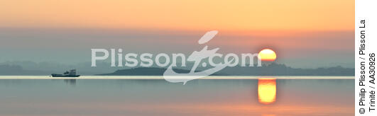 Petit matin dans le Golfe du Morbihan - © Philip Plisson / Plisson La Trinité / AA30926 - Nos reportages photos - Aube