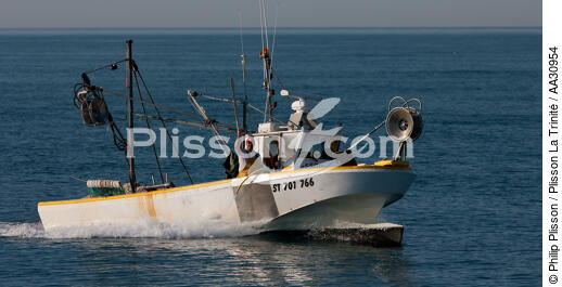 fishing at Le Grau du Roi - © Philip Plisson / Plisson La Trinité / AA30954 - Photo Galleries - From Sète to Martigues
