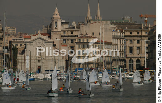 Optimist dans le vieux port de Marseille - © Philip Plisson / Plisson La Trinité / AA31059 - Nos reportages photos - Dériveur