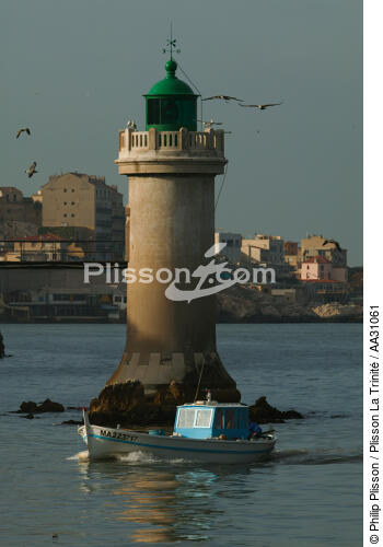 Le phare de la Désirade à Marseille - © Philip Plisson / Plisson La Trinité / AA31061 - Nos reportages photos - Bateau de pêche