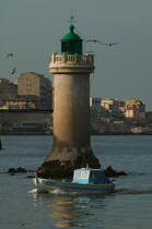 Le phare de la Désirade à Marseille © Philip Plisson / Plisson La Trinité / AA31061 - Nos reportages photos - Bateau de pêche