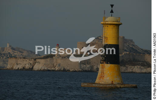 If castle and Islands of Frioul to Marseille [AT] - © Philip Plisson / Plisson La Trinité / AA31063 - Photo Galleries - Buoys and beacons