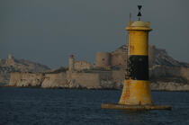 If castle and Islands of Frioul to Marseille [AT] © Philip Plisson / Plisson La Trinité / AA31063 - Photo Galleries - Maritime Signals