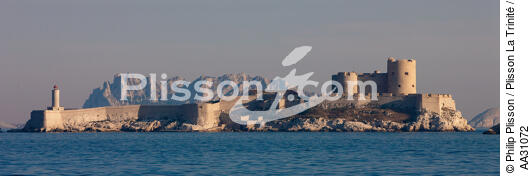 If castle in front of Marseille - © Philip Plisson / Plisson La Trinité / AA31072 - Photo Galleries - If castle